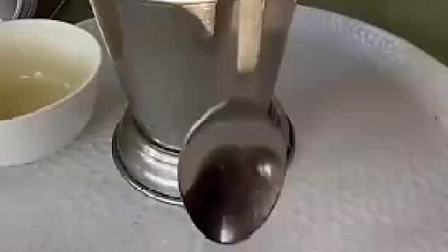用勺子一量发现，这咖啡没装满，网友：这底部有东西