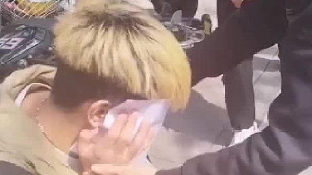 来自贵州一黄毛小伙为面试进厂，找来理发师现场喷黑头发