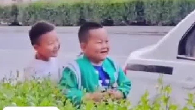 两孩子十块钱买了个玩具手铐爸爸说是假的两人不信