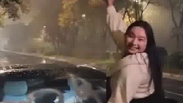 女生在车窗上喷泡沫做生日转场，里面男友一直盯着雨刮生怕慢了