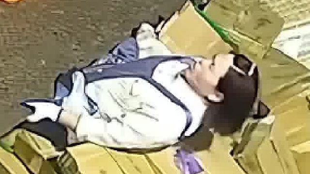 货车司机无安全意识把女子挤在升降平台下​