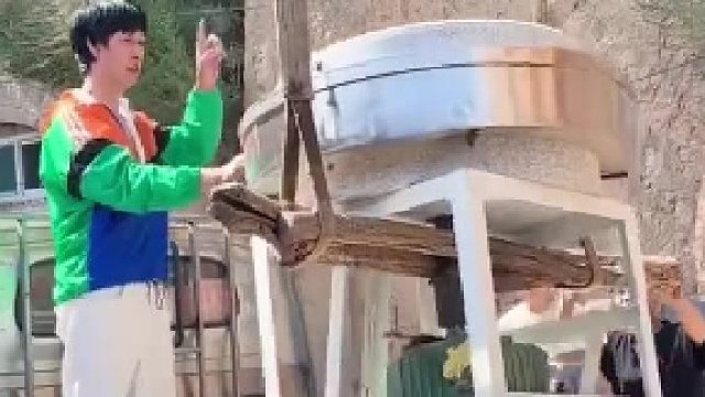 挖掘机司机用两根绳子吊石磨不出所料意外发生了男子：这就是公司给我派来的专业人员