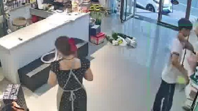 女子离婚时没能带走儿子，没想到儿子七年后自己带着行李千里寻母