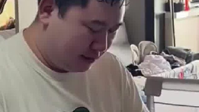 你永远想不到直播间中控在下面干什么，90后夫妻创业在家直播带货，老公一边择菜一边带孩子一边当中控