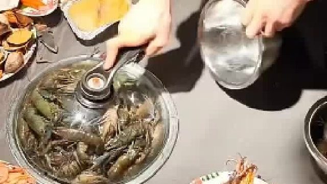 毕业和朋友去青岛吃海鲜自助，蓝龙虾铺满锅，服务员手速下锅真过瘾