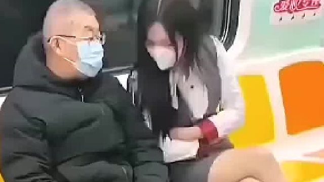 地铁上拍到一幕,注意看大爷手上动作,美女立马心领神会!