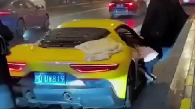 富豪小伙太会玩了，豪车约会女大学生，女孩这波操作亮了