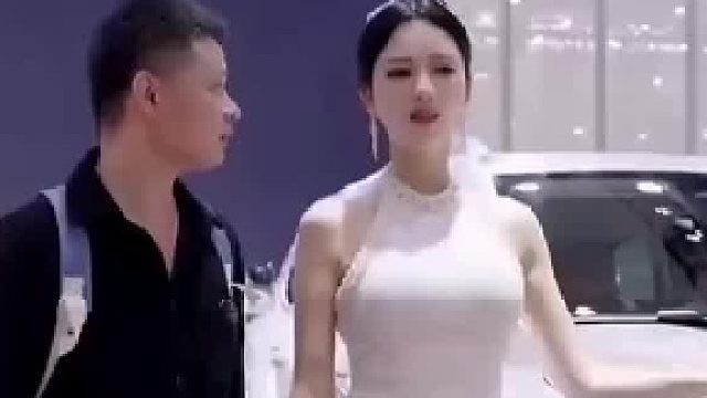 帅哥与车模合照，无意中动作惹怒美女，男人果然都是一类货色