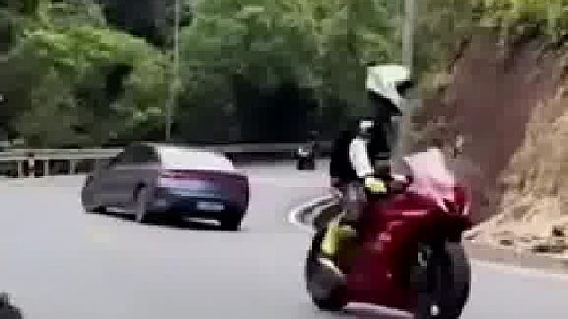 摩托车见缝插针，以为整条路都是他们家的
