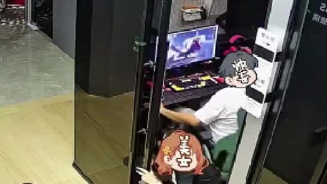 女子刚把大哥鞋子拿到门外，下一秒直接呕了出来，女子：大哥都震惊了 ！！！