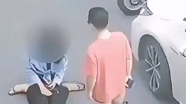 骑车撞到轿车,拿200元跪地求男子原谅.女子拉扯中扒掉男子裤子…