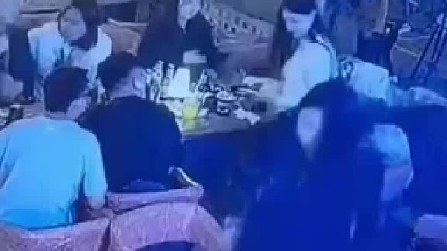 起身时被男子拍屁股 反手就将水泼向男子背部