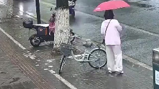 司机好心等人上车，谁知电动车一愣神，下一秒让我心里一紧