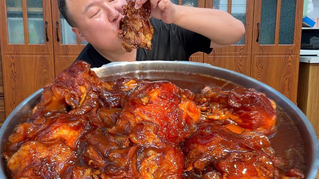 岳父送来点牛窝骨，阿强做红烧牛窝骨，软糯Q弹，超过瘾！