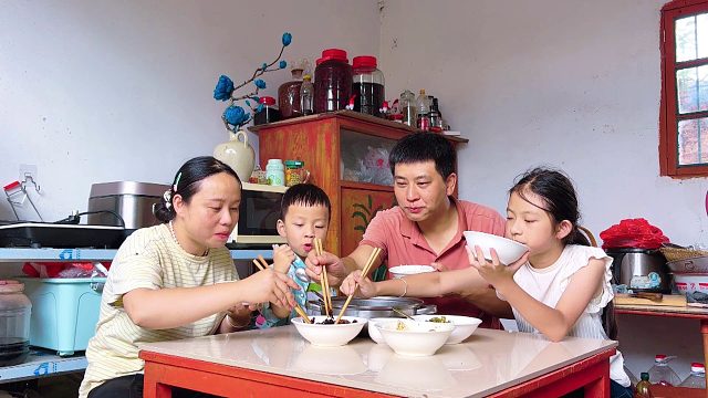 农村爸爸亲自下厨，看看中午做了啥？儿子吓得不敢吃