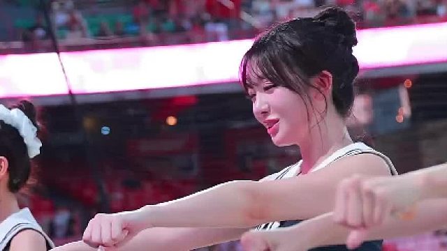 三位女生神同步舞蹈，惊艳全场