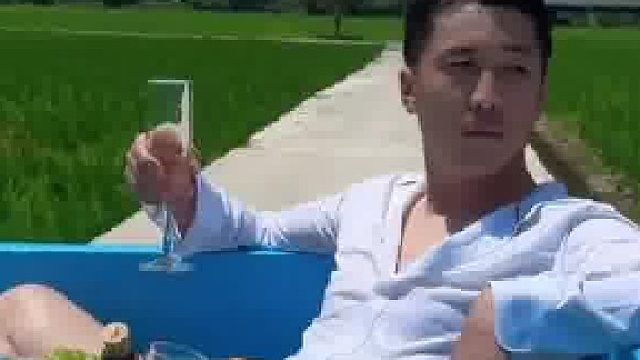 男子将车厢开造成游泳池，车辆行驶在田间小路差点拐弯过猛
