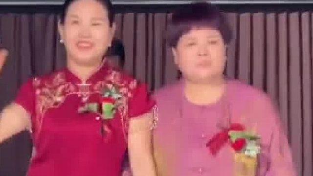 新人结婚当天感人一幕，新郎一个行为情商太高了