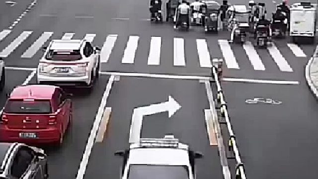 白车故意的但是全责是出租车？