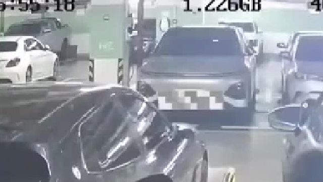 女司机开车不管不顾，难怪邻居宁可少占位置，也要钉桩子防护！