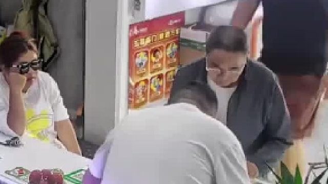 朋友来店里借手机，看型号时距离过近几乎贴脸，心生反感当场生气，正常一点不行吗都贴脸上了