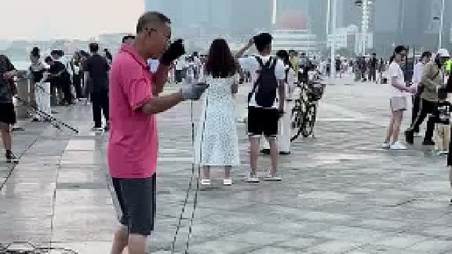 夏季大爷在海边传统海钓，攥着锚鱼钩原地旋转几圈抛出，网友：这要是失手了就很危险