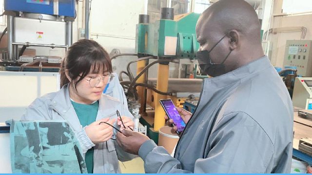 老板：非洲人对密封圈爱不释手，员工：让我用散装英语拿捏它！