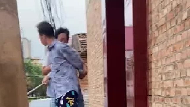 因修路 所有的车都在路两侧停靠 老人觉得路边是他家的地盘 不让女子停车 还要将车砸了