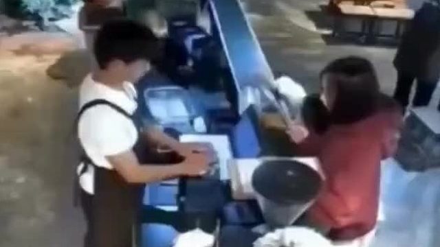 这小伙子太聪明了，为机智的小伙点赞！