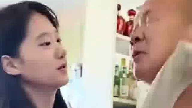 女儿比妈妈“懂事”太多，爸爸做完鱼女儿又搭把手又擦汗，妈妈看不下去了!