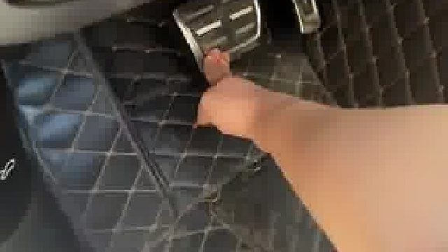 男子晒出夏天必备技能，“只要速度快，不用上车也能启动车”​