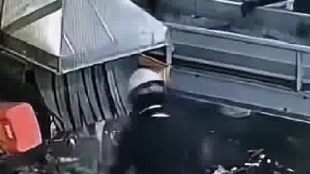 工人回收锂电池突发起火，这灭火方式，真是艺高人胆大