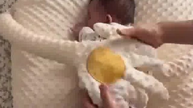 一个老外转发这个视频，并配文：中国的育儿设备永远是领先的