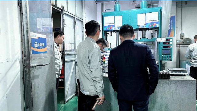 客户问凭什么保证密封性？我们直接拉进了车间