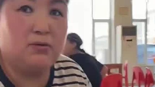 给姨都气成“超级赛亚人”人了