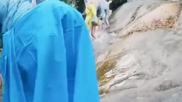 户外徒步爬山时，不慎脚滑，从岩石上一路翻滚而下