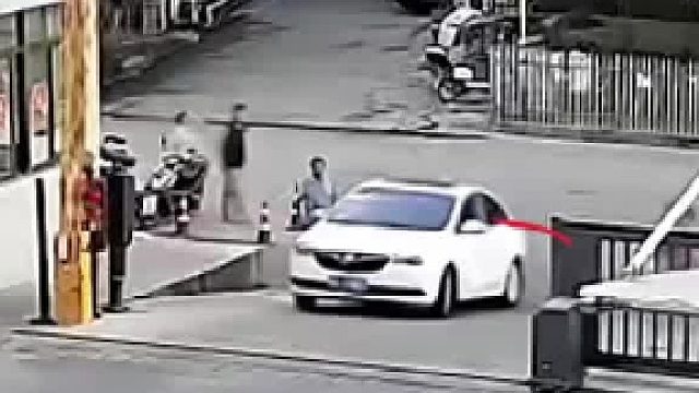 突然从侧面冲上来，白色疑似加速躲道闸杆，避之不及，碾压女子腿部两次