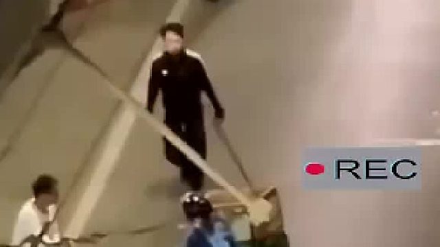 外卖员和小伙起冲突，突然被其“痛下杀手”，3秒后出现惊人一幕 -