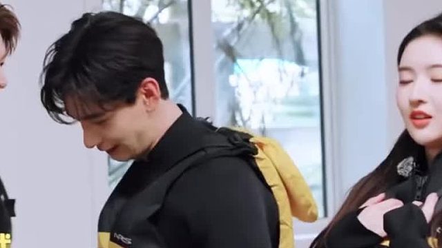 王姐：摇头叹气无奈嫌弃苦笑不解