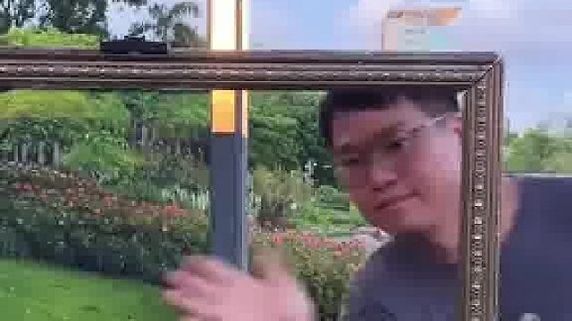 男子正在室外画画，一开始以为画的好逼真，结果然后又.​