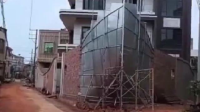 男子吐槽没卖给邻居地邻居墙角改船头对准自家男子：这下该怎