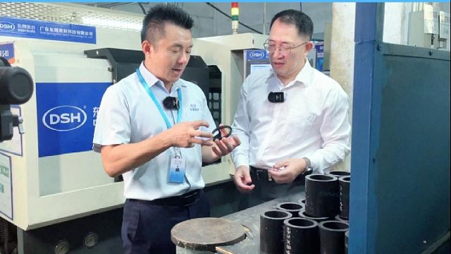 逛完整条密封圈车间，客户驻足处细聊工艺
