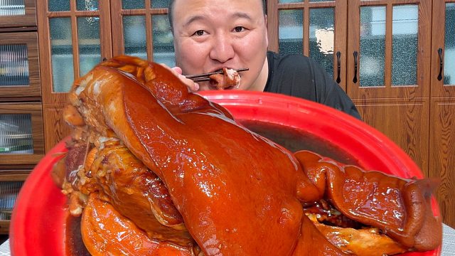 岳父送来点猪头，阿强做酱猪头，肥而不腻，香气四溢