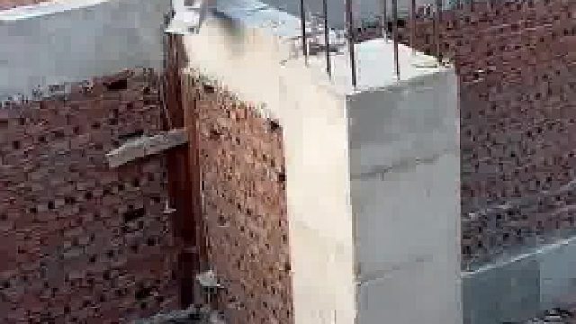 男子找人施工农村自建房，结果地梁整体埋入地下