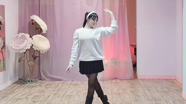 俄罗斯姑娘才艺表演23.11.27_铁锤(安吉丽娜)12