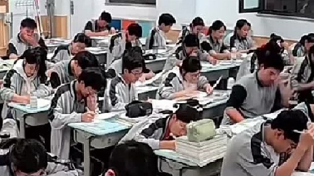 臭水在教室爆炸了