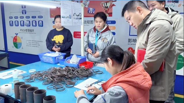 现场量密封圈讲细节，客户看完直接点头信服