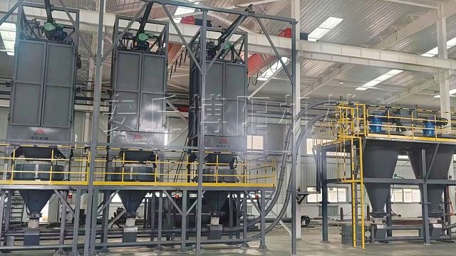 四台炭粉吨包无尘拆包机配套管链输送机，实现拆包投料无尘化