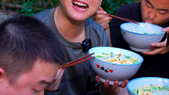 能靠一碗粉就把营业额做到上百万，这好吃的关键就是在米粉的选择上