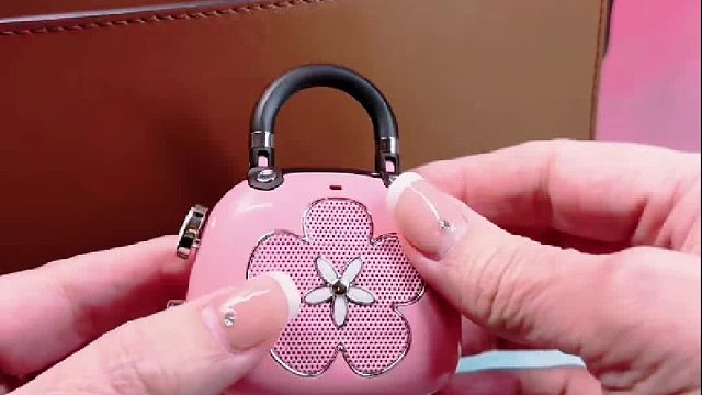 被这个小花包甜到了你能相信他是个音响